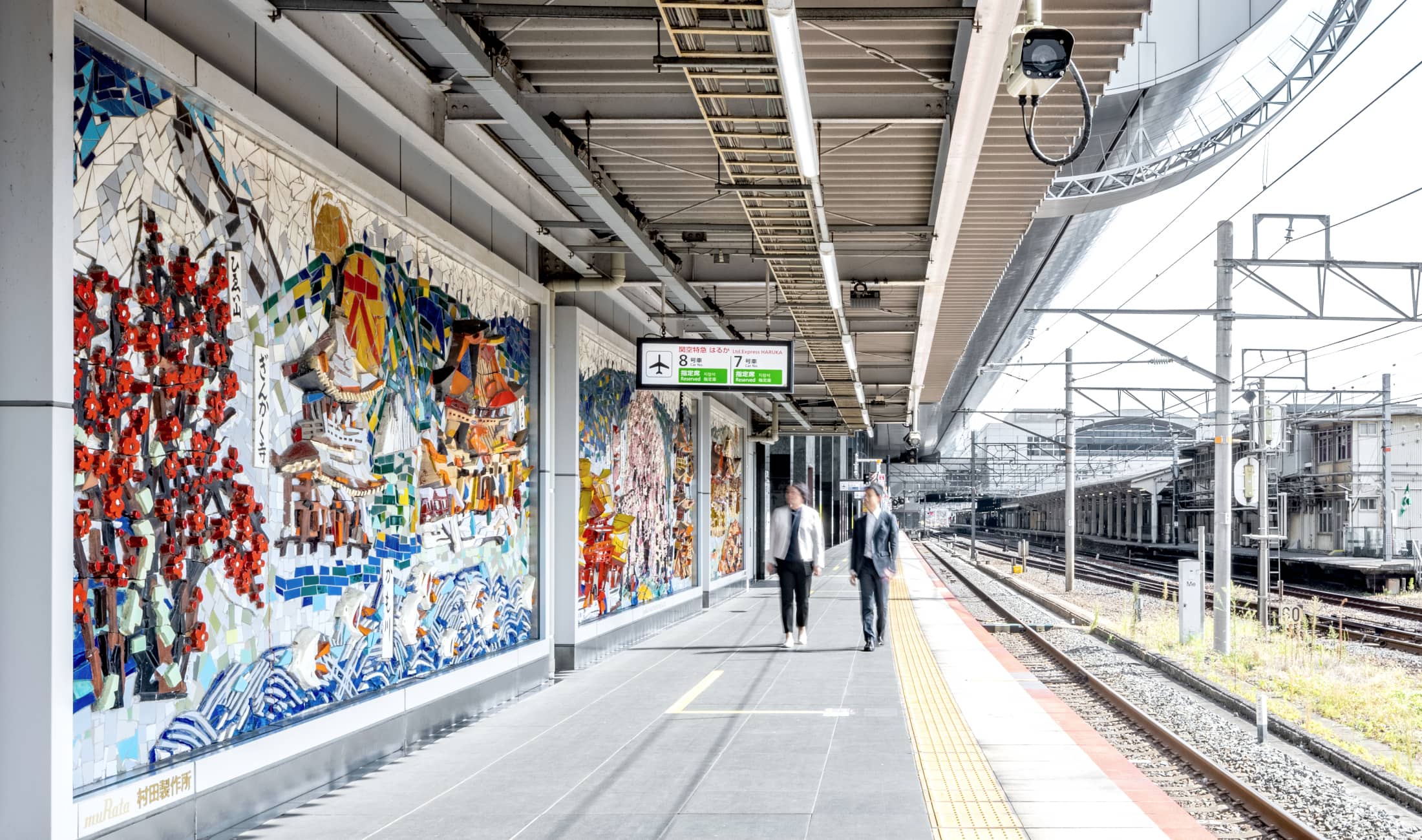 JR西日本 京都駅に設置された陶板レリーフ作品「京洛東山三十六峯四季」全景