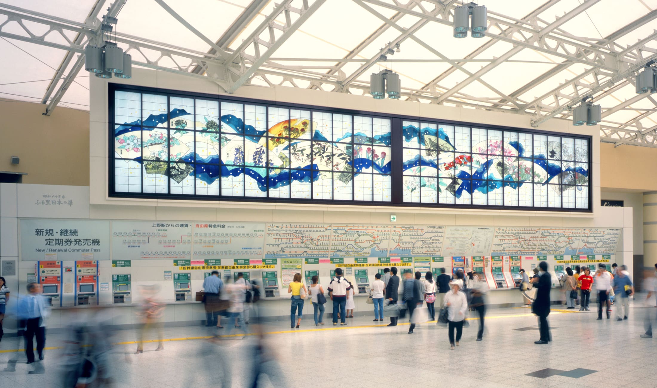 JR東日本 上野駅に設置されたステンドグラス作品「昭和六十年春 ふる里・日本の華」全景