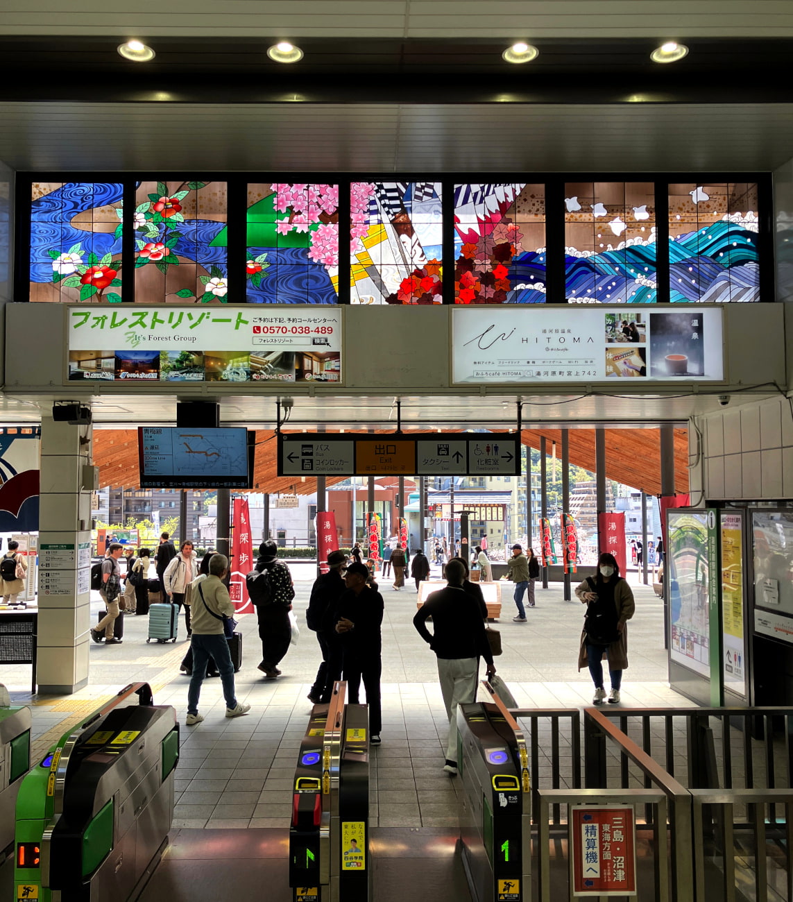 JR東日本 湯河原駅に設置されたステンドグラス作品「湯河原の四季」全景