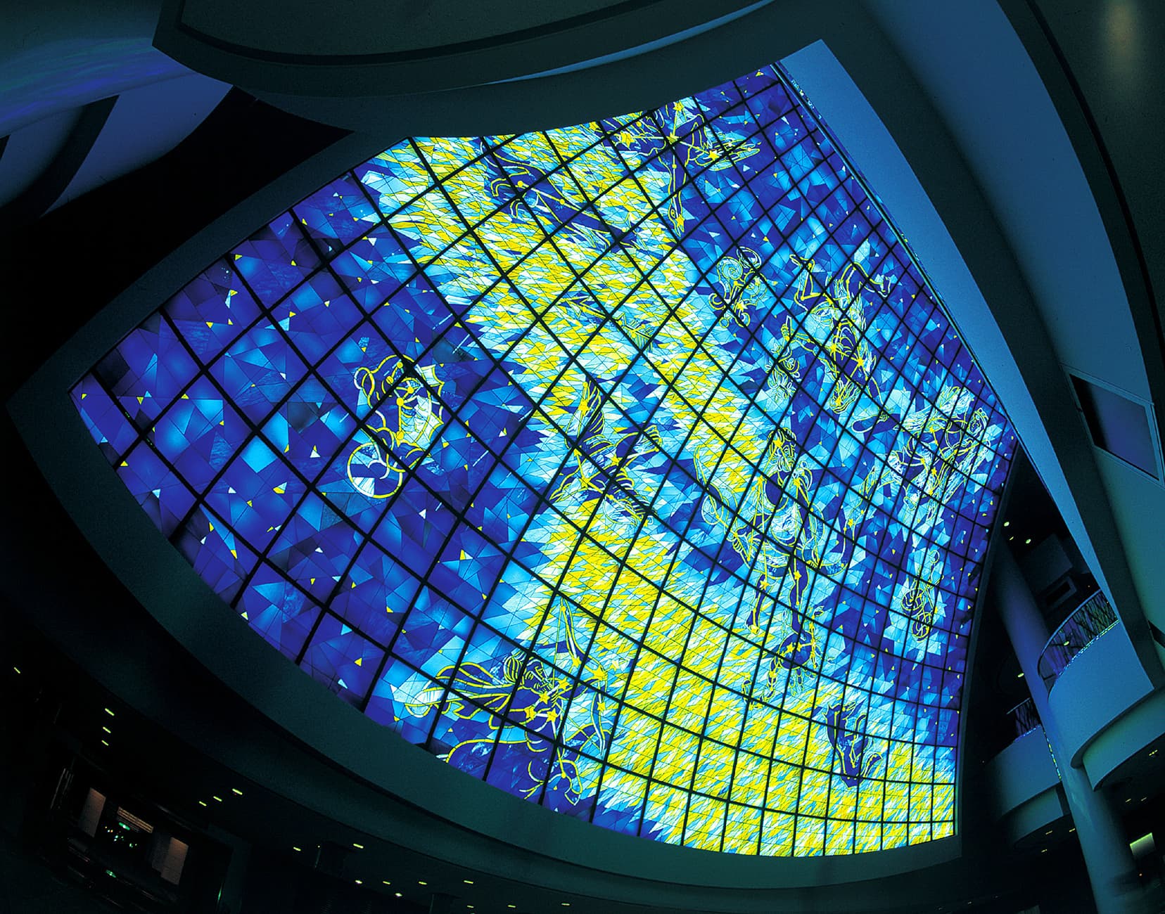 パシフィコ横浜 に設置されたステンドグラス作品「星座・’94横浜」全景