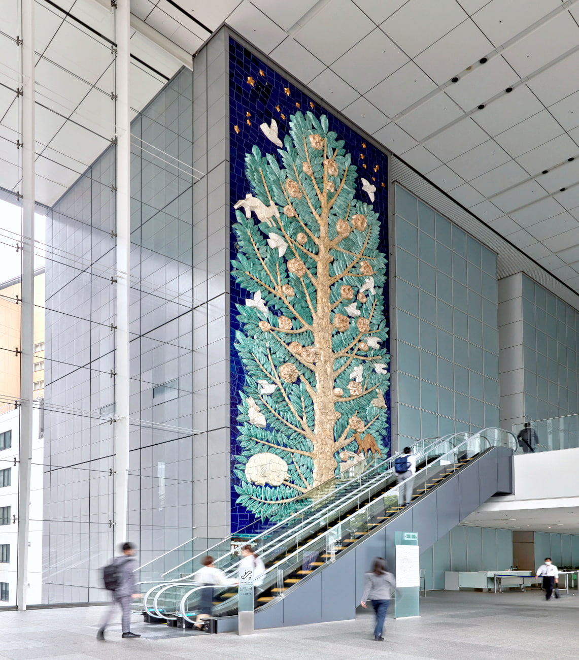 東日本旅客鉄道 本社ビルに設置された陶板レリーフ作品「幸福の樹木」全景