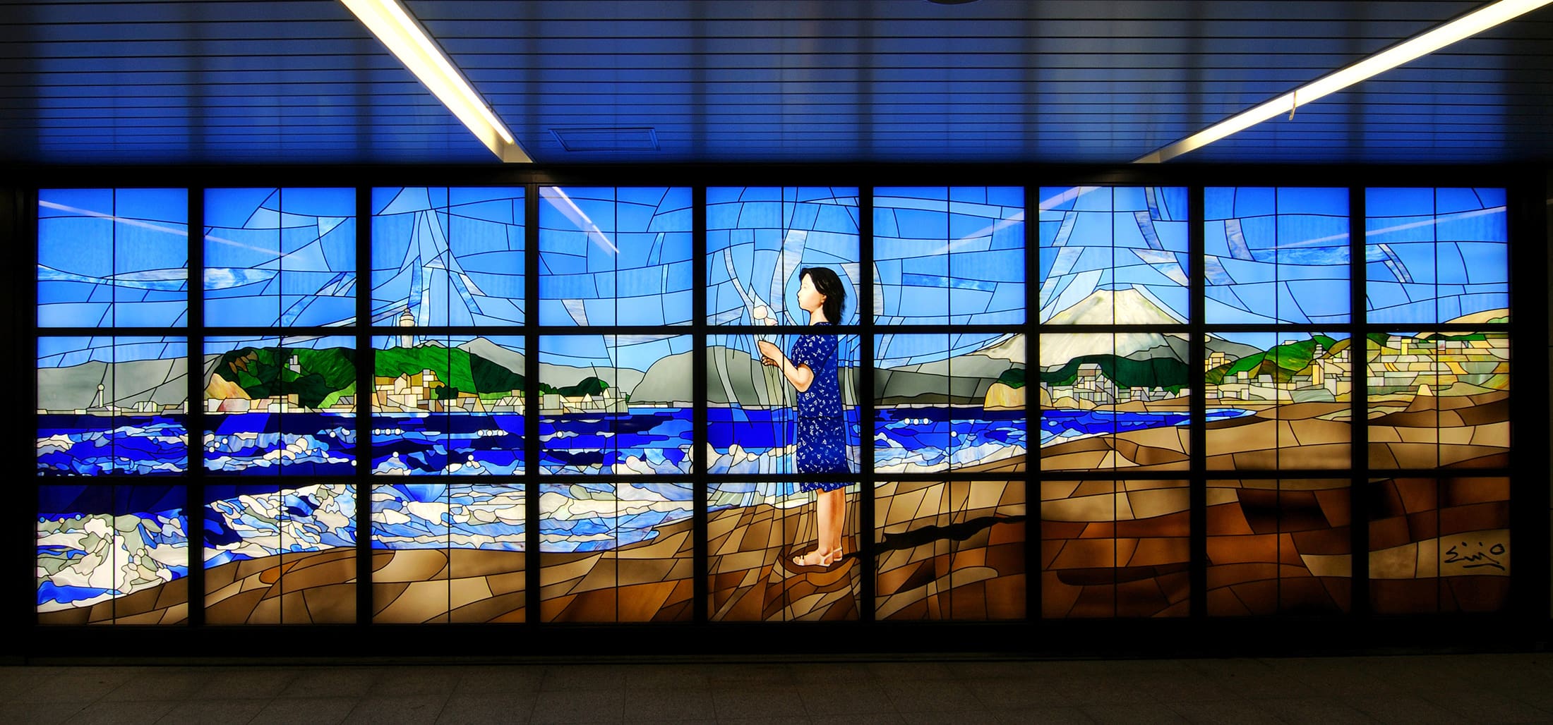 東京メトロ副都心線 渋谷駅に設置されたステンドグラス作品「海からのかおり」全景