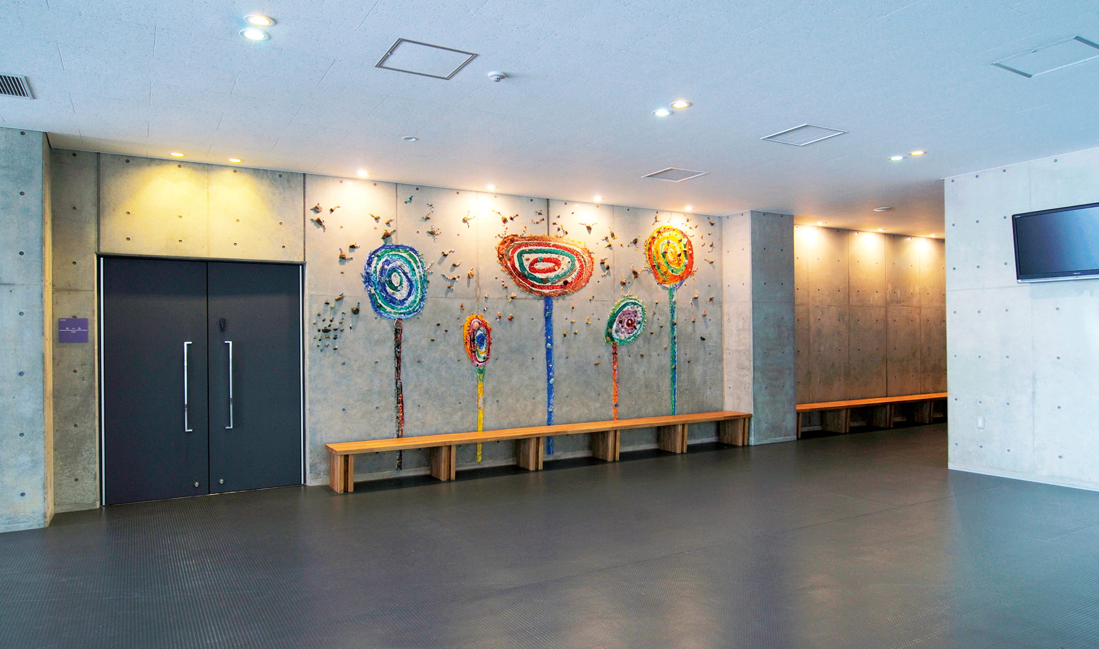 横浜市立横浜サイエンスフロンティア高等学校に設置されたモザイク作品「イメージの力」全景