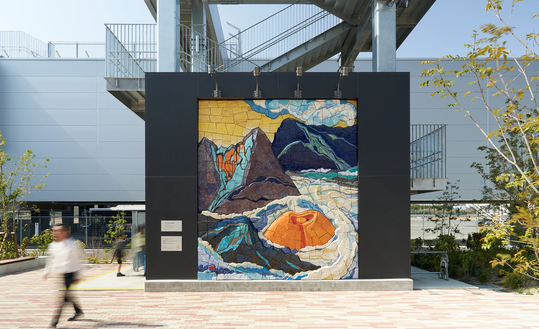 陶板レリーフ「雲上の岳神」全景