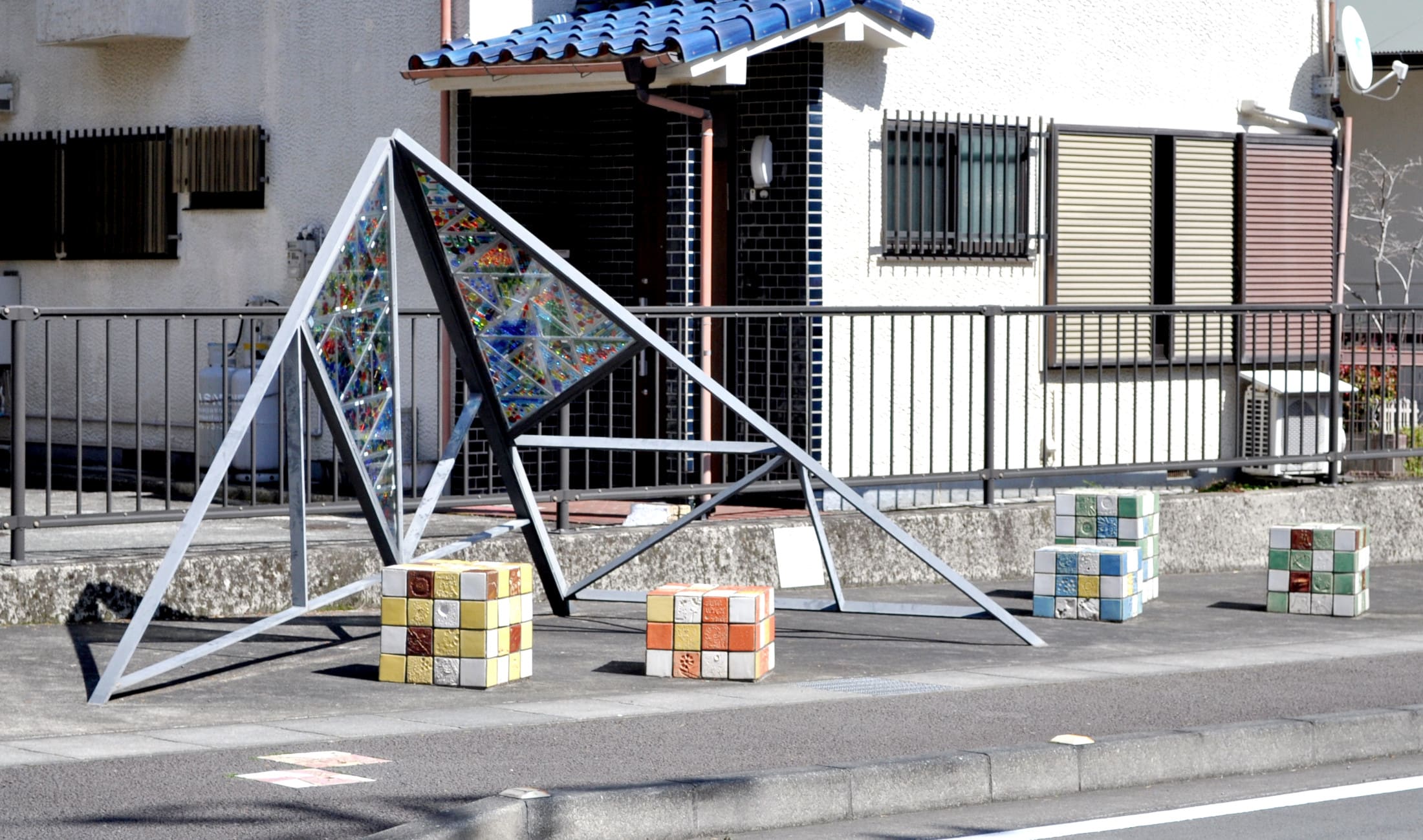 熱海市泉 ポケットパークに設置されたステンドグラスフォリー「泉の四季」全景