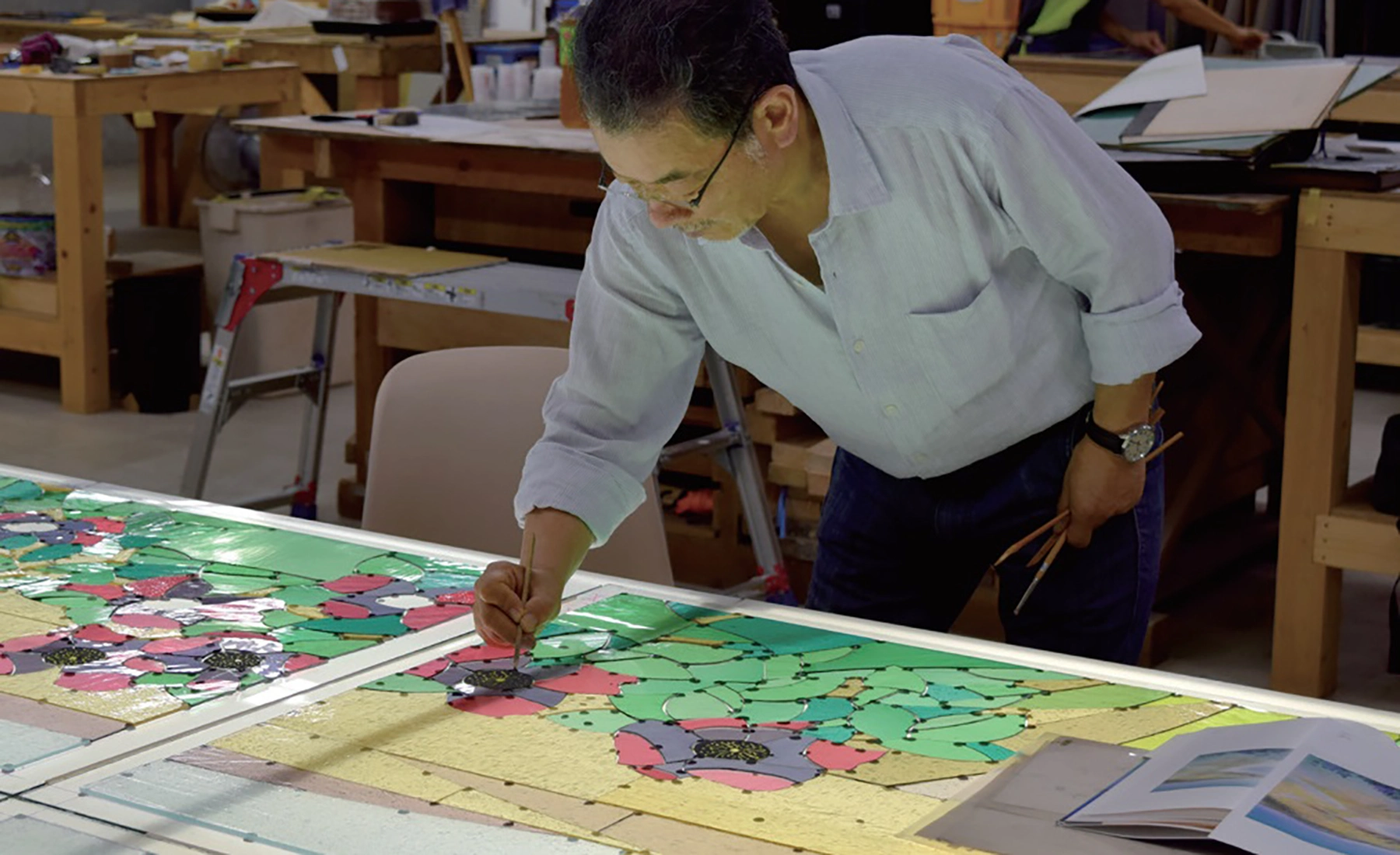 ステンドグラス「光彩の大地」作家による絵付け