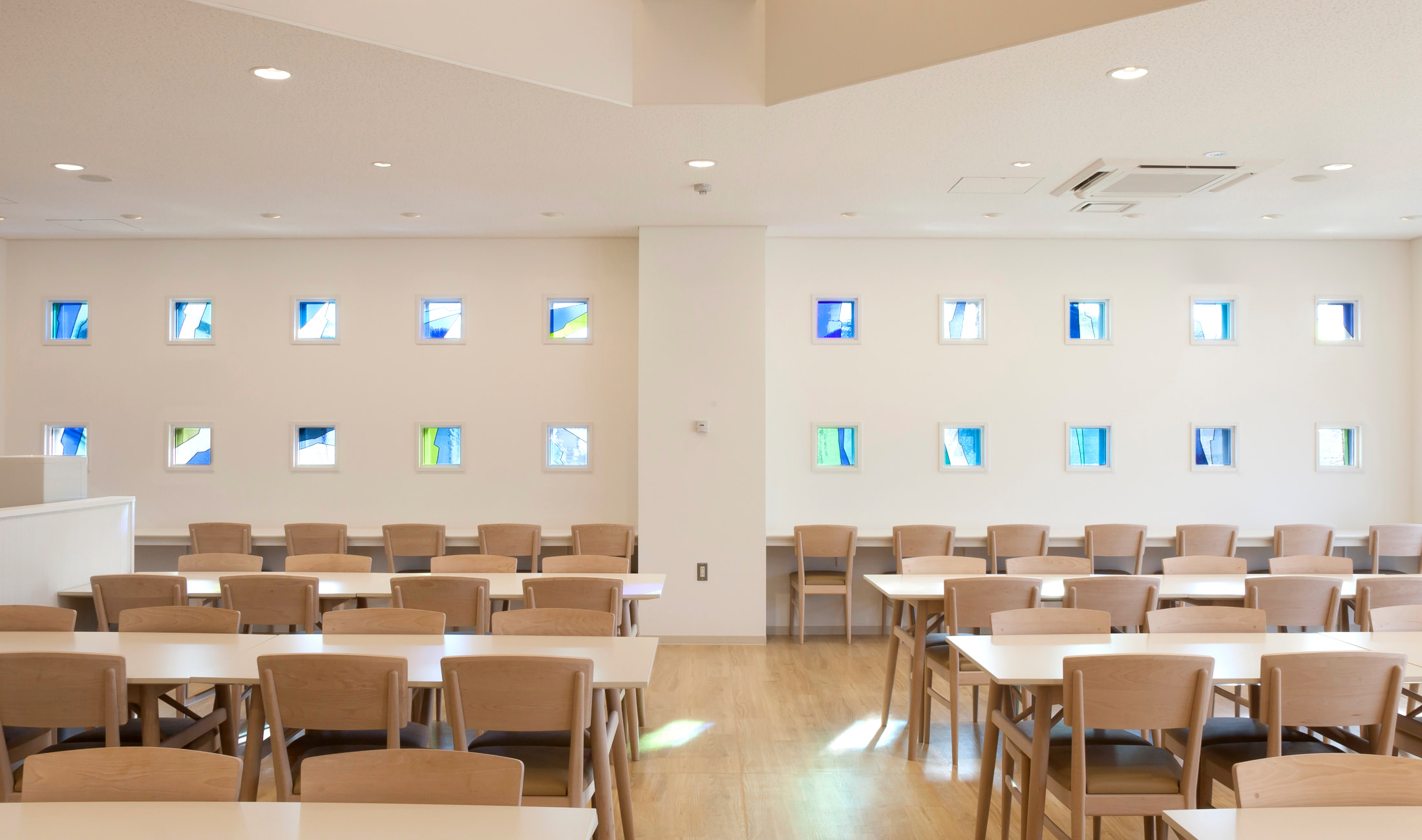 東川町国際交流会館に設置されたステンドグラス作品「水の音」全景