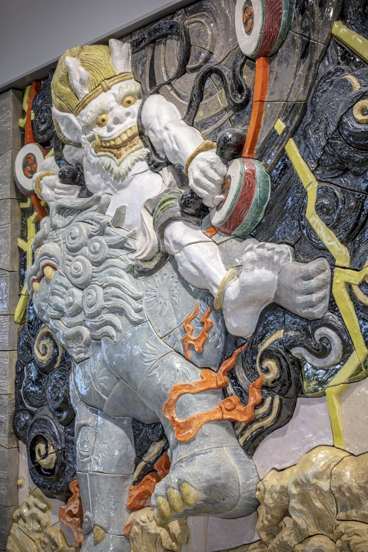 陶板レリーフ「金華童子風神雷神ヲ従エテ波濤ヲ超ユルノ図」部分