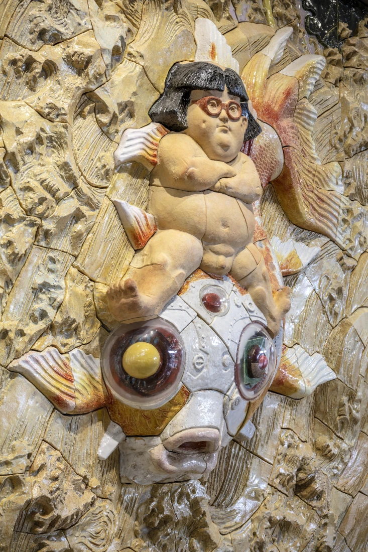 陶板レリーフ「金華童子風神雷神ヲ従エテ波濤ヲ超ユルノ図」部分