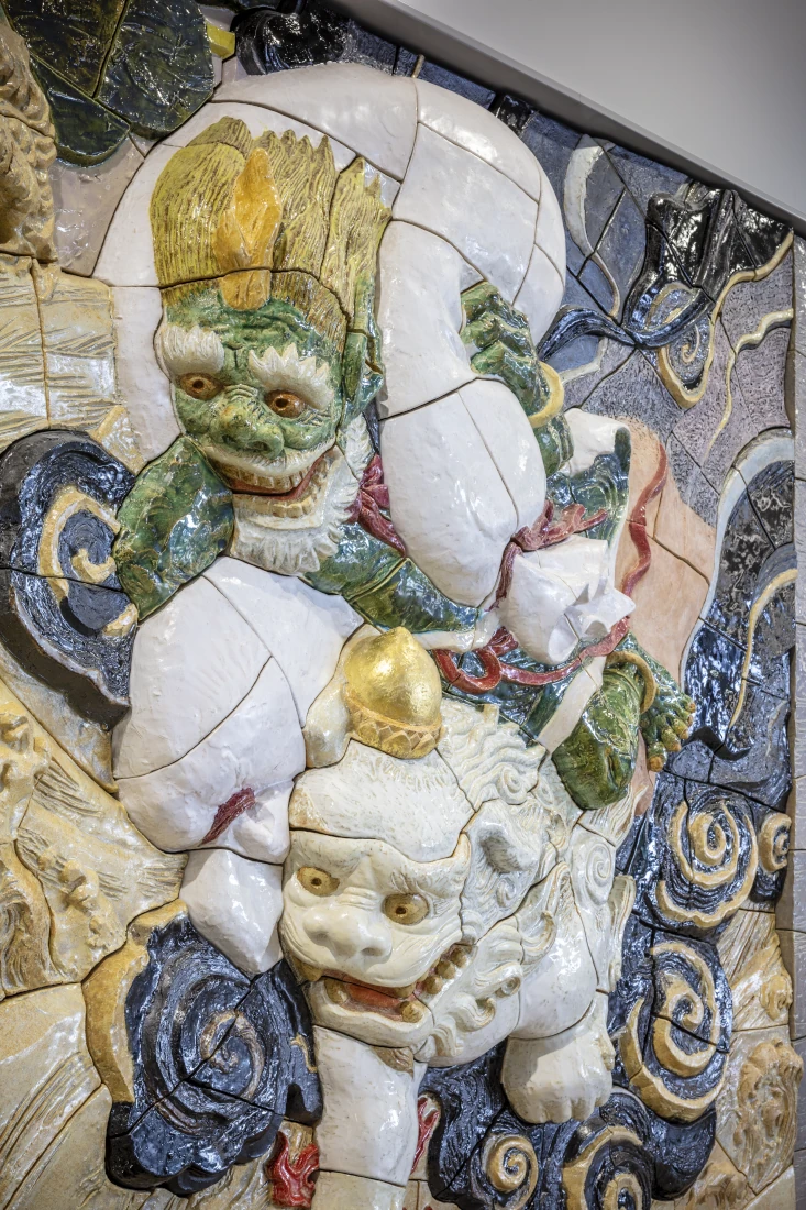 陶板レリーフ「金華童子風神雷神ヲ従エテ波濤ヲ超ユルノ図」部分