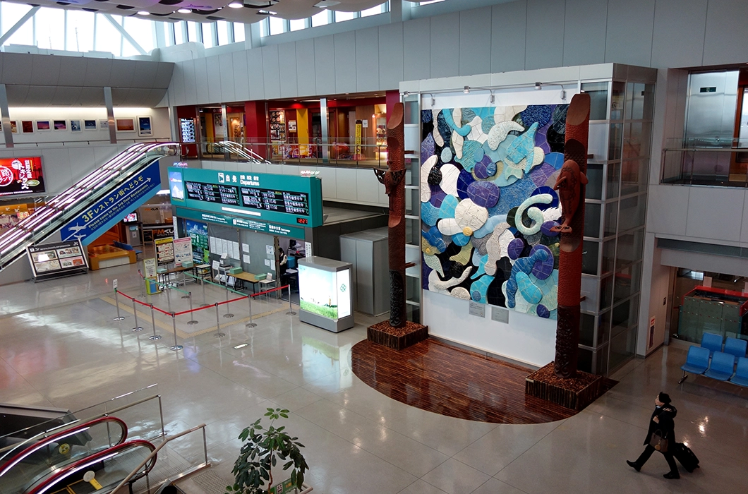 陶板レリーフ「シュ、シャ、シッ 空と水と光に捧げる詩」全景