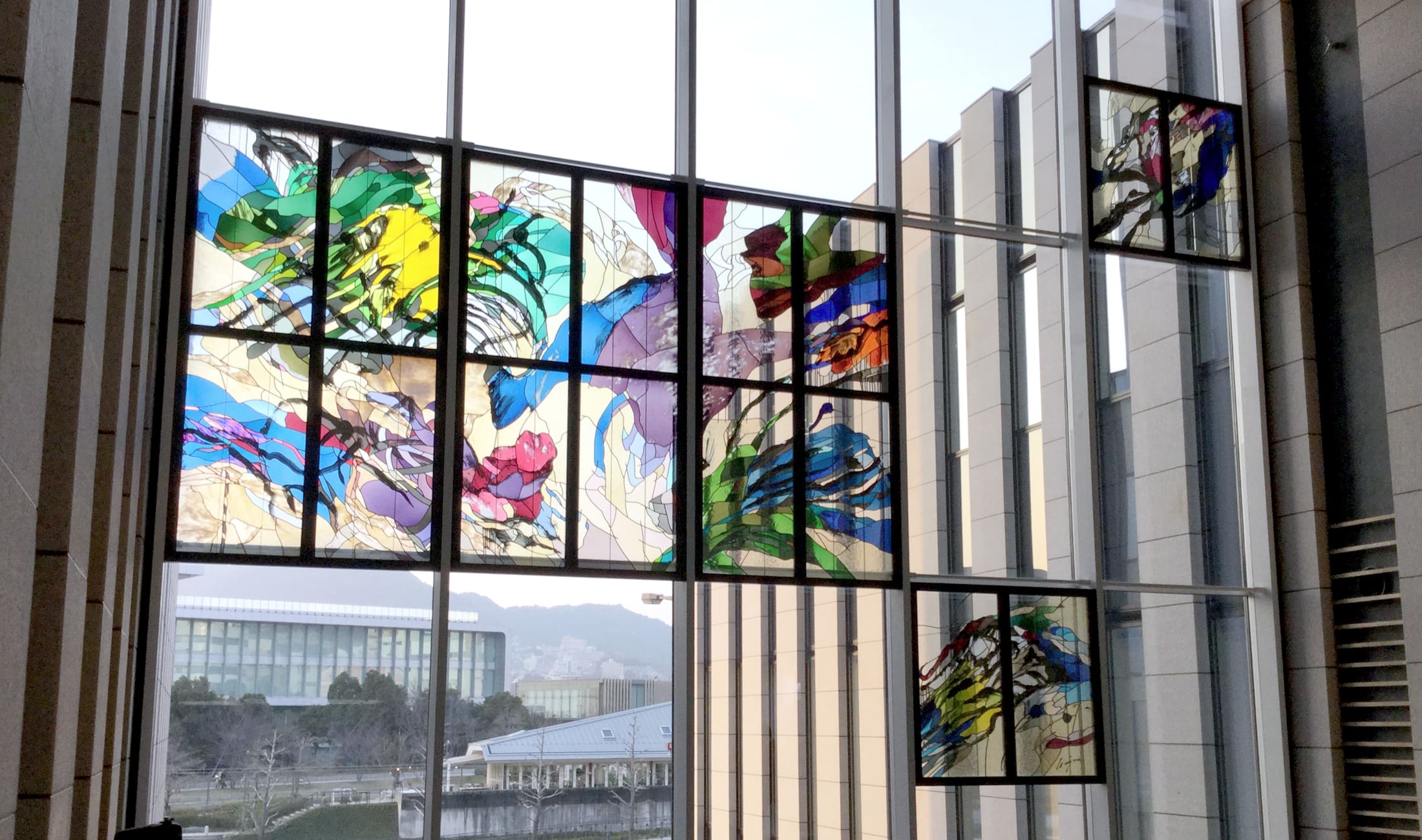 長崎みなとメディカルセンターに設置されたステンドグラス作品「あしたの空」全景
