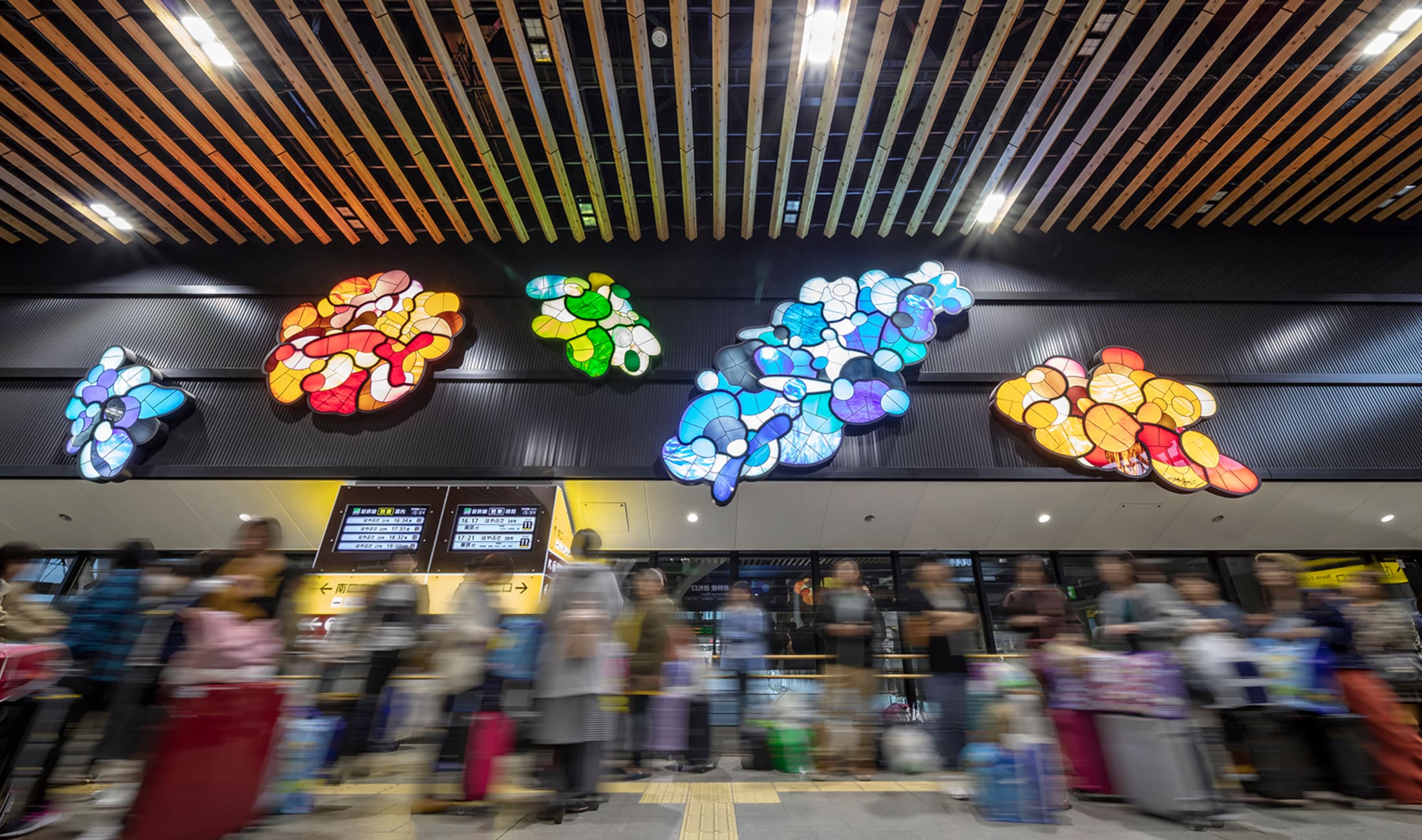 JR北海道 新函館北斗駅に設置されたステンドグラス作品「ムクムク 水と光と大地に捧げる詩」全景