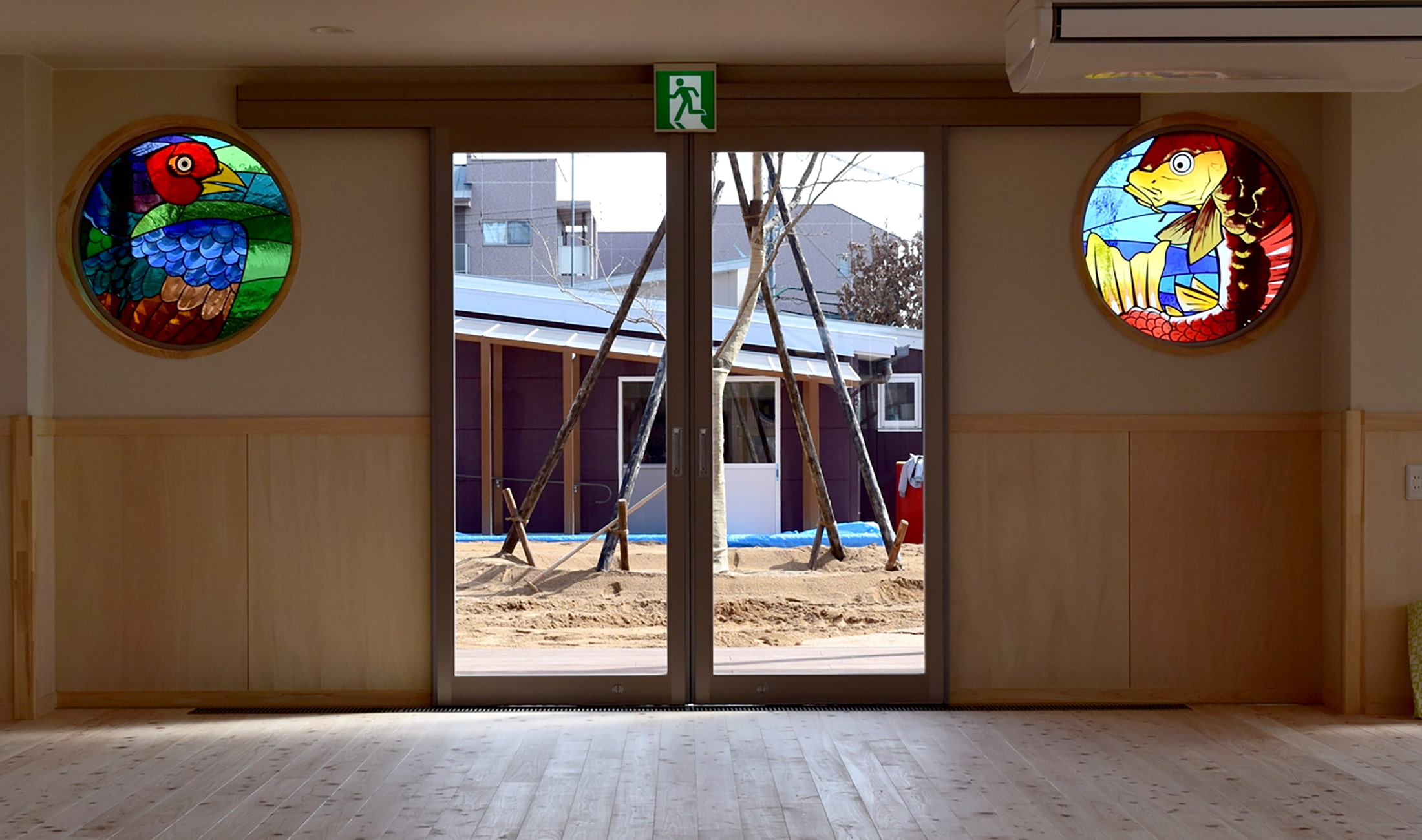 どんぐり保育園に設置されたステンドグラス作品全景