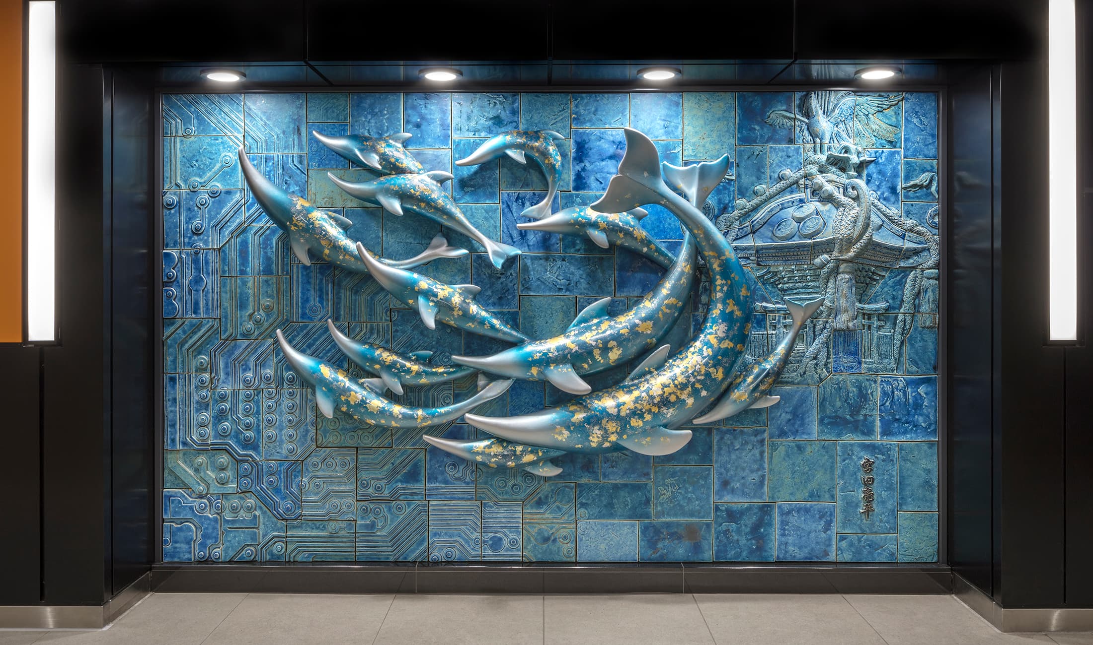 東京メトロ銀座線 広末町駅に設置された陶板レリーフ作品「悠々快泳」全景