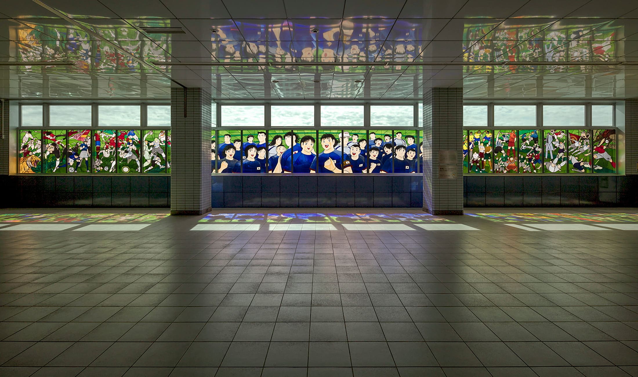 埼玉高速鉄道埼玉スタジアム線浦和美園駅に設置されたステンドグラス作品「キャプテン翼～世界に翔け～」全景