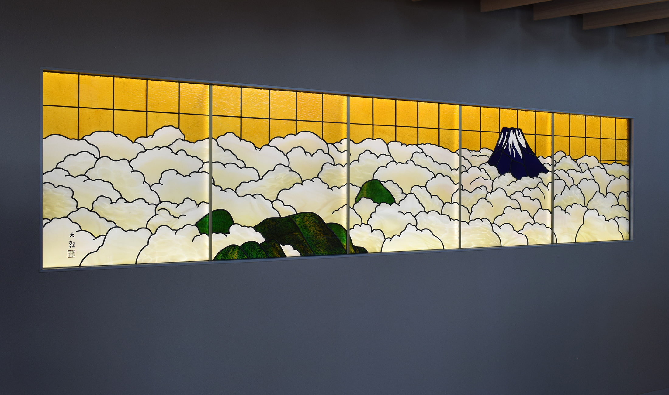 日本平夢テラスに設置されたステンドグラス作品「群青富士」全景