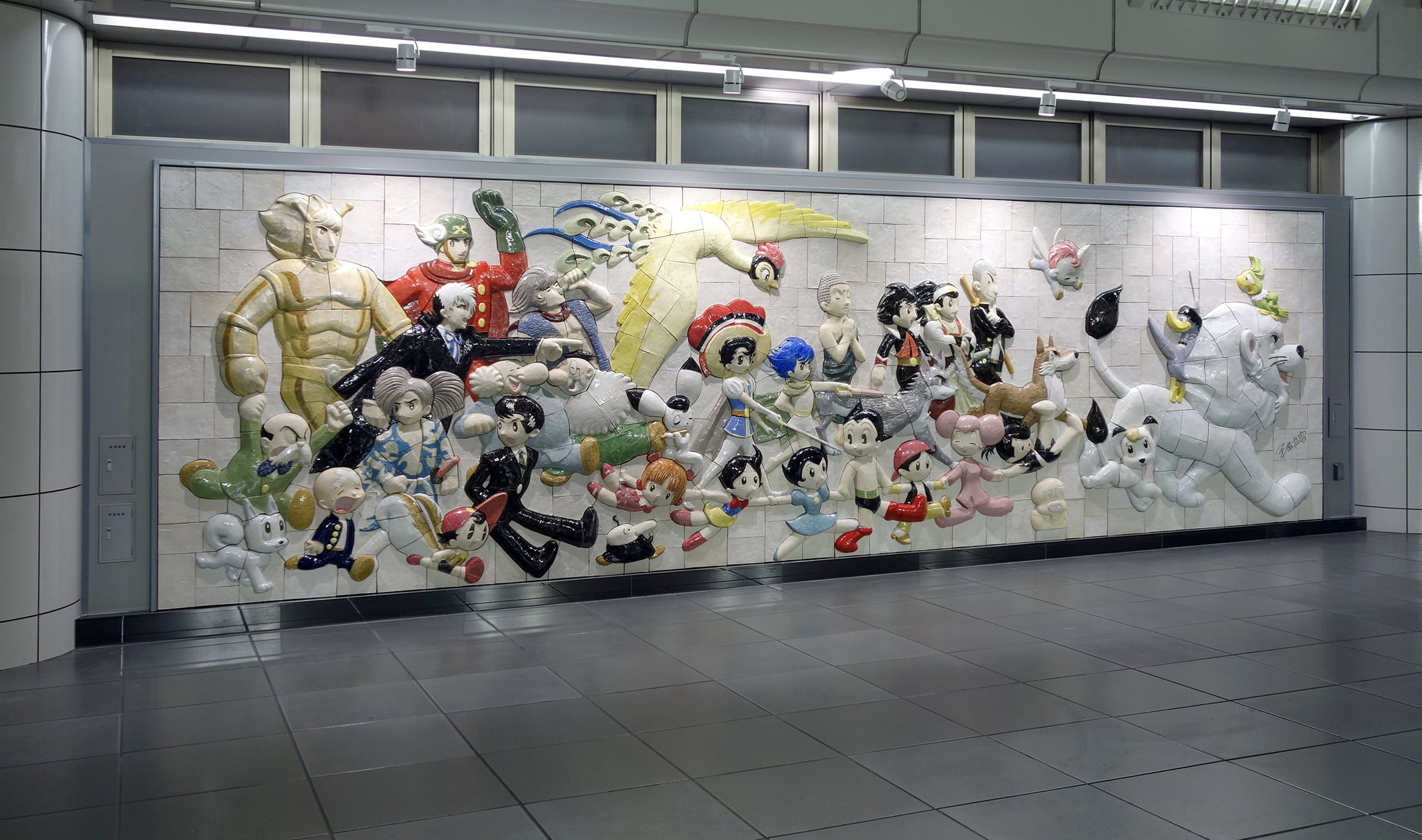 東京臨海高速鉄道 りんかい線 国際展示場駅に設置された陶板レリーフ作品「Osamu Tezuka, Characters on Parade～手塚治虫キャラクターズ大行進」全景