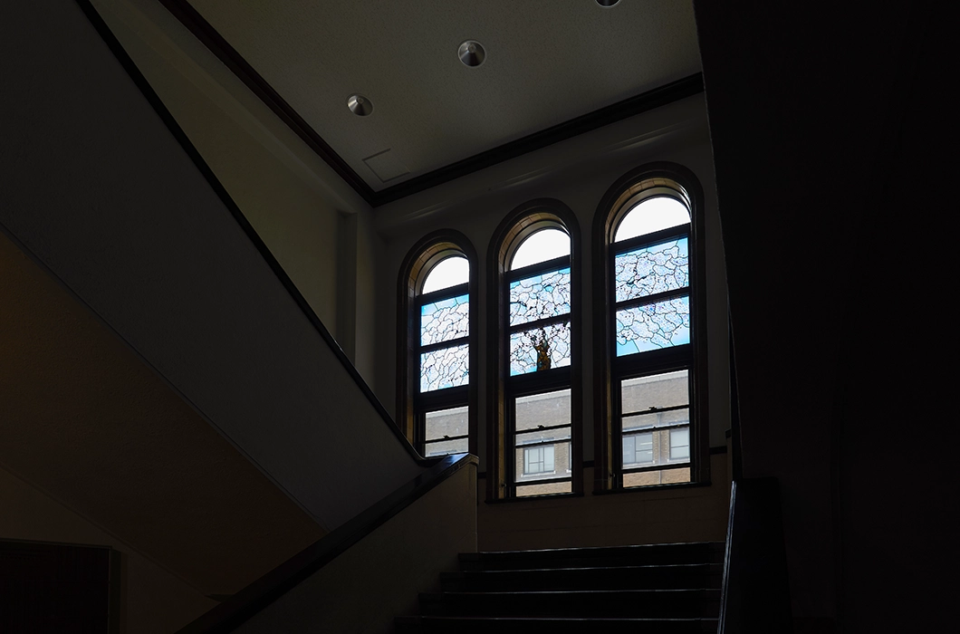 ステンドグラス「枝垂れ山櫻」全景