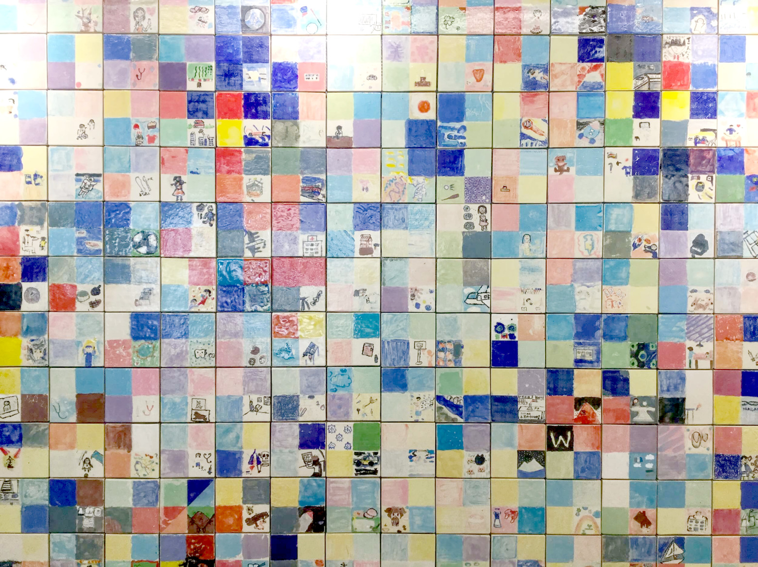 陶板レリーフ作品「3つの色とわたしの夢」の近景（部分）