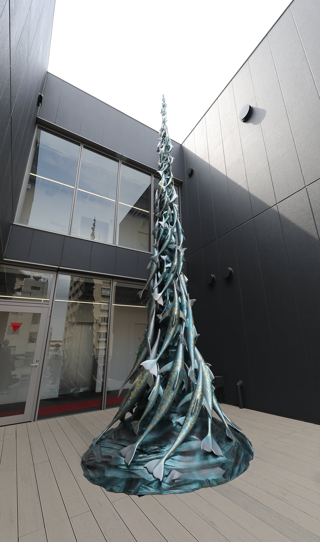 お茶の水女子大学 国際交流プラザに設置された彫刻作品「シュプリンゲン〈世界に向かって〉」全景