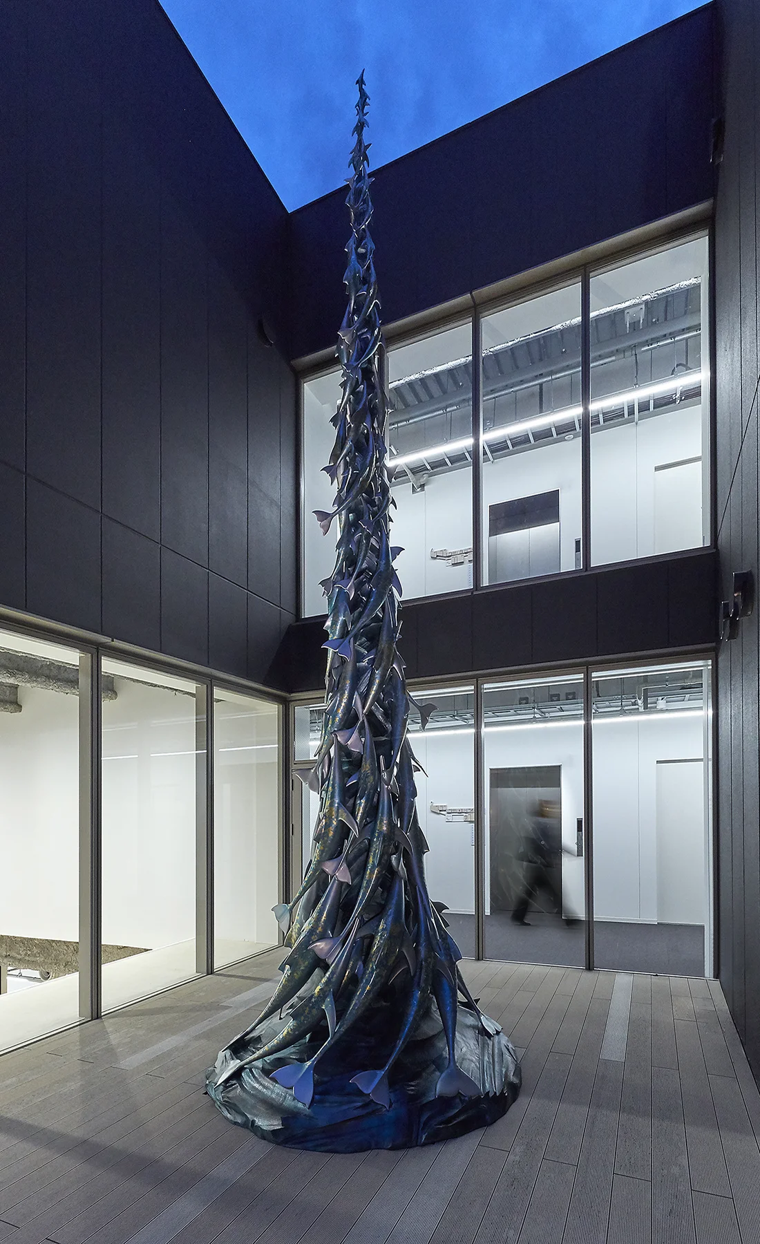 彫刻「シュプリンゲン〈世界に向かって〉」部分