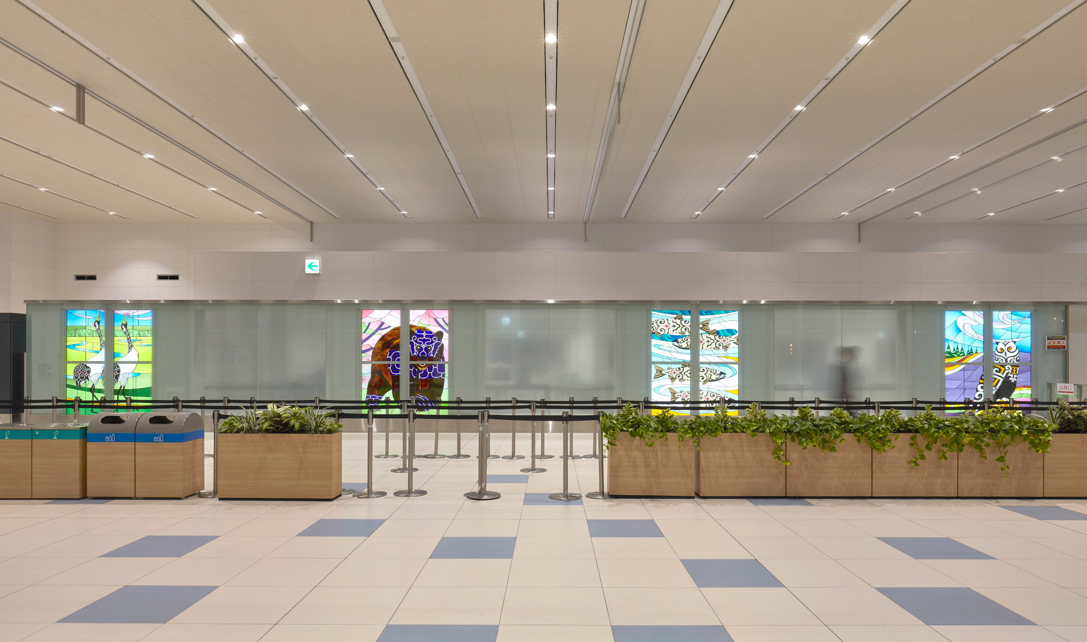 新千歳空港 国際線ターミナルビルに設置されたステンドグラス作品「アイヌモシリ -神々の住む大地- 」全景