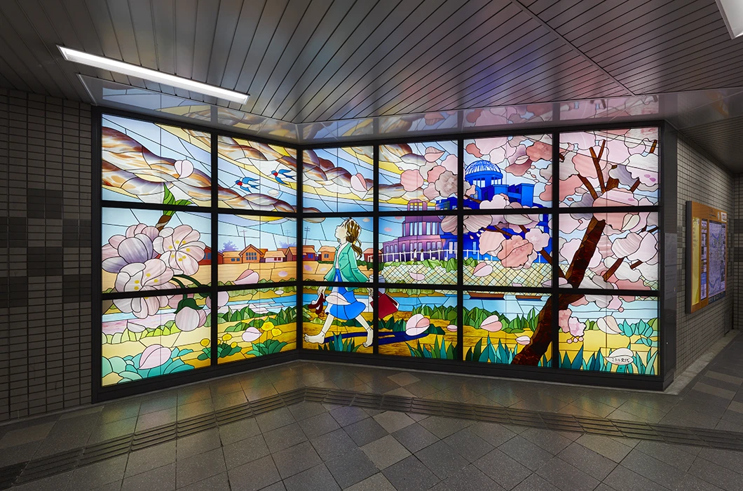 ステンドグラス「夕凪の街 桜の国」全景