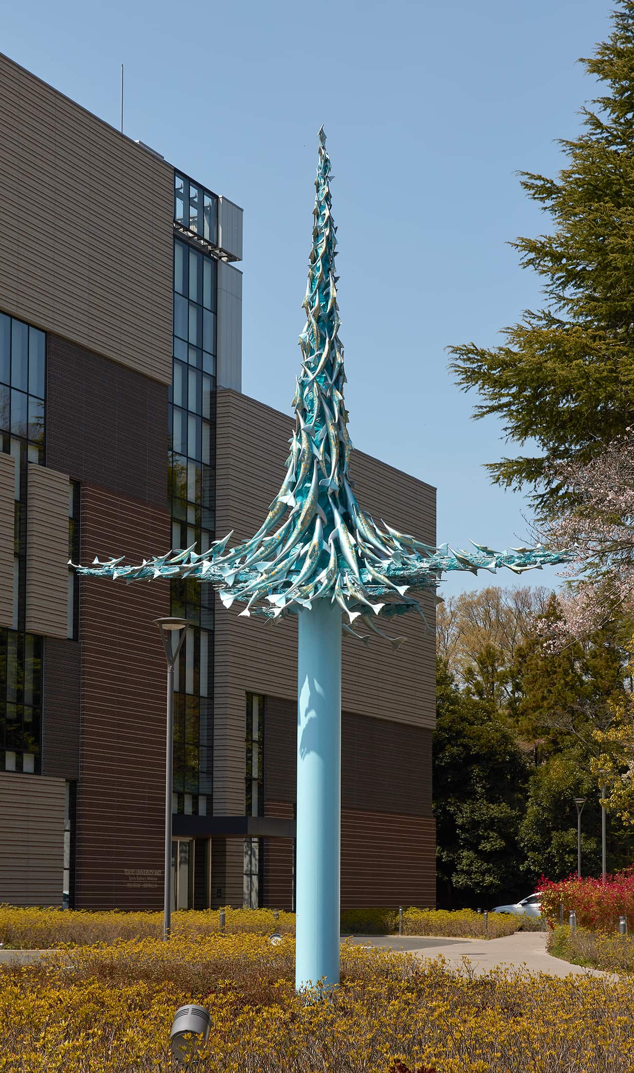 帝京大学 八王子キャンパスに設置された陶板レリーフ作品「昇 しょう 〜希望に向かって〜」全景