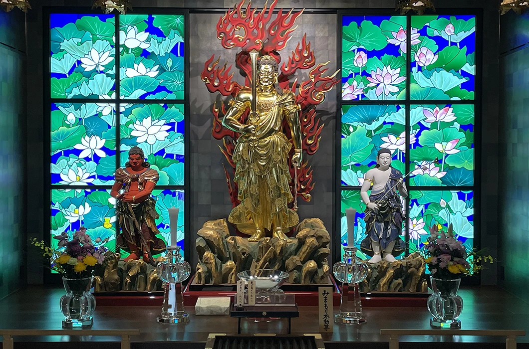 ステンドグラス「紅白蓮華図」全景