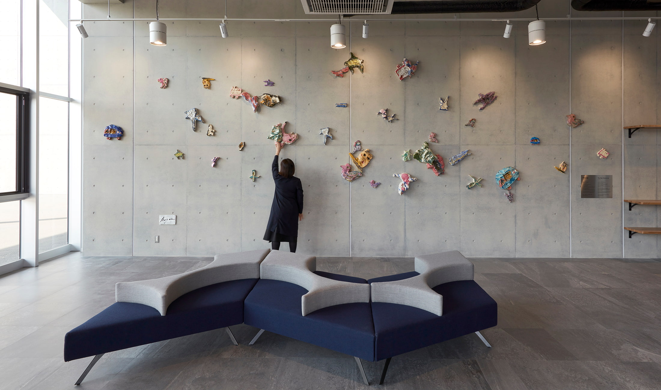 飯塚市総合体育館 エントランスホールに設置された陶板レリーフ作品「明日の空」全景