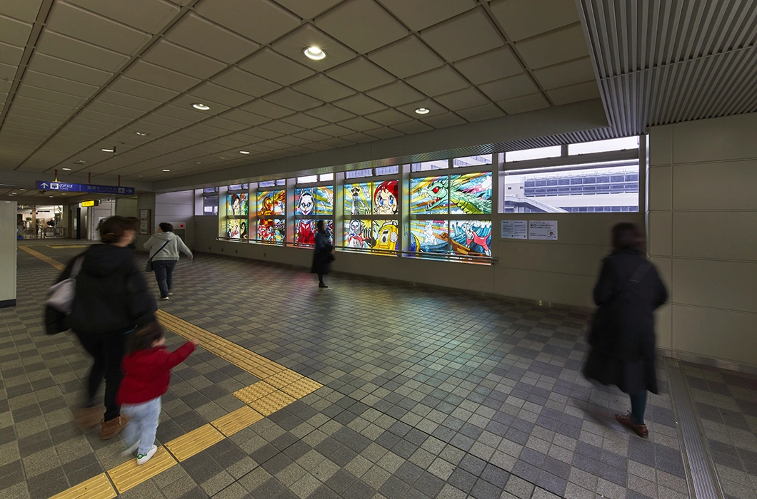ステンドグラス「生命の旅」全景
