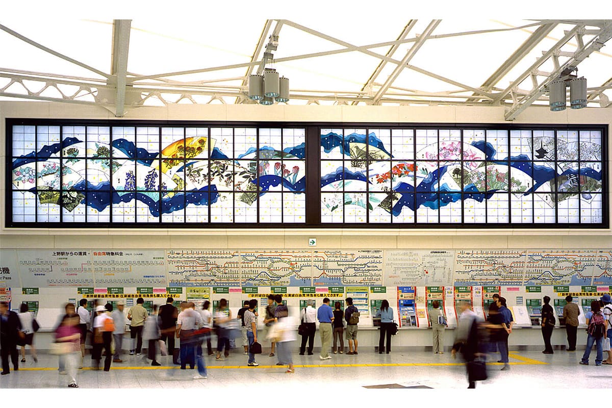 JR上野駅中央コンコースに設置されていた移設前のステンドグラス作品「昭和六十年春 ふる里・日本の華」