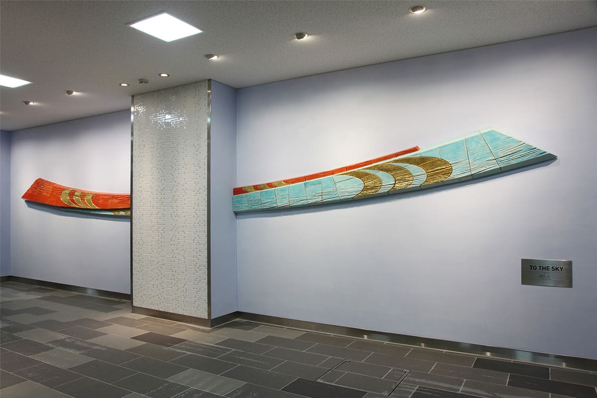 とうきょうスカイツリー駅1階コンコースに設置されていた移設前の陶板レリーフ作品「TO THE SKY」