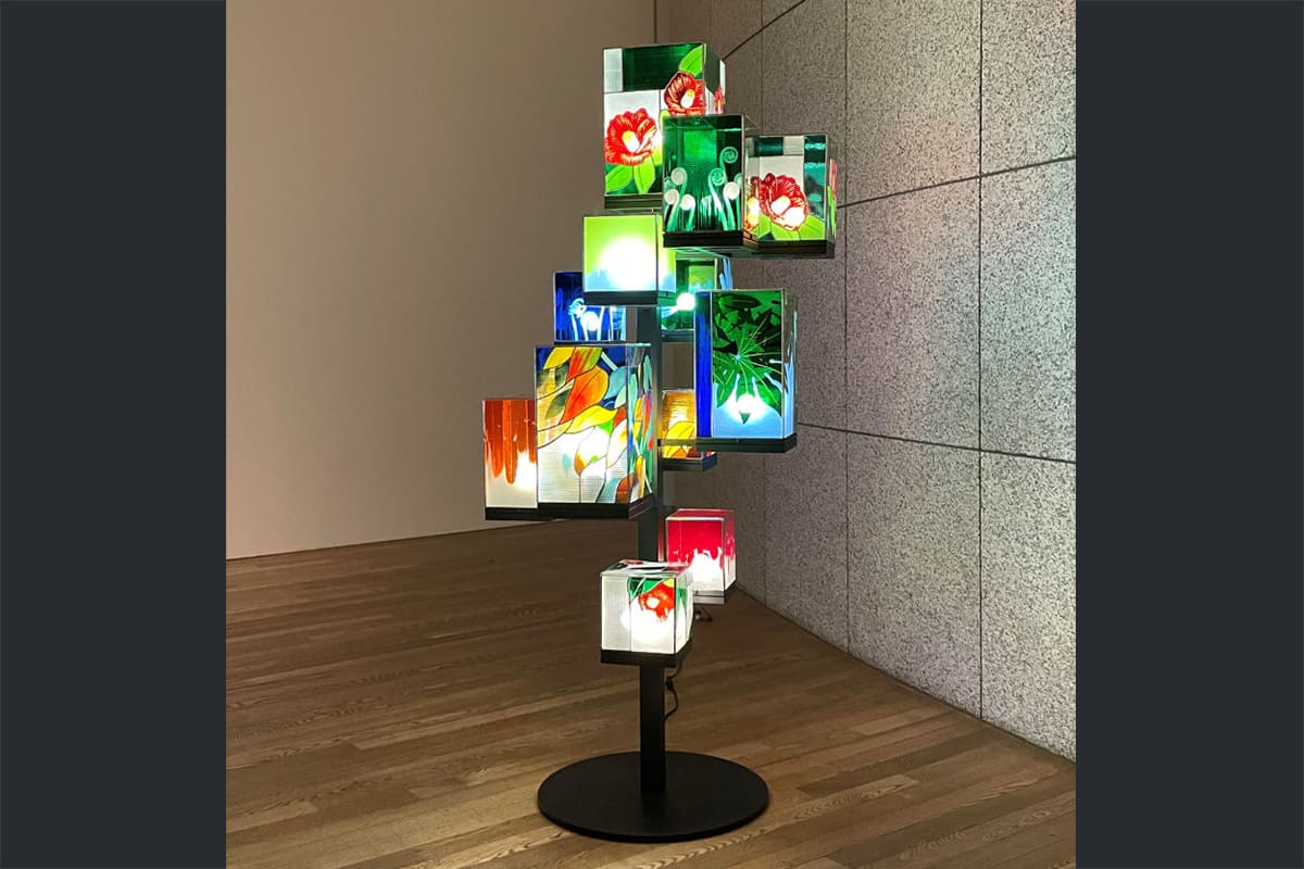 The glass interior artwork “Niwadenki,” displayed in the living room of a residence