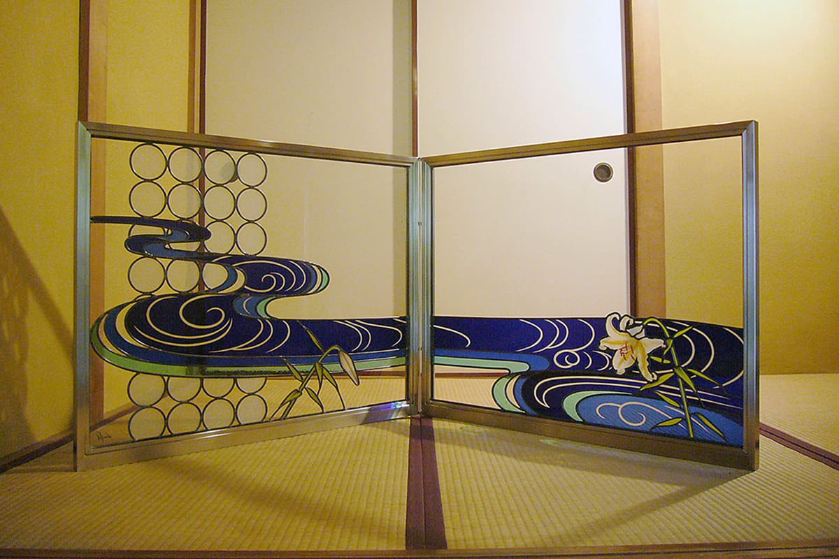 The glass artwork “Furosaki Folding Screen: Summer,” displayed in a Japanese-style room