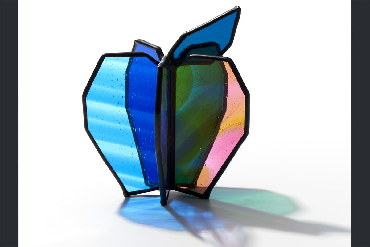 An object depicting the apple featured in MORIMOTO Chie’s Stained Glass artwork “To the Deep Blue Forests”