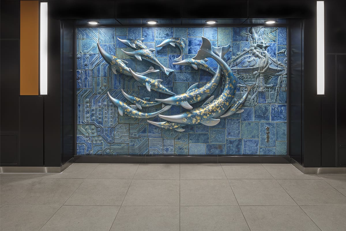 “Yūyū kaiei (The Eternal Playing beyond Space-time),” installed at Suehirocho Station on the Tokyo Metro Ginza Line and created through a collaboration of different materials and techniques