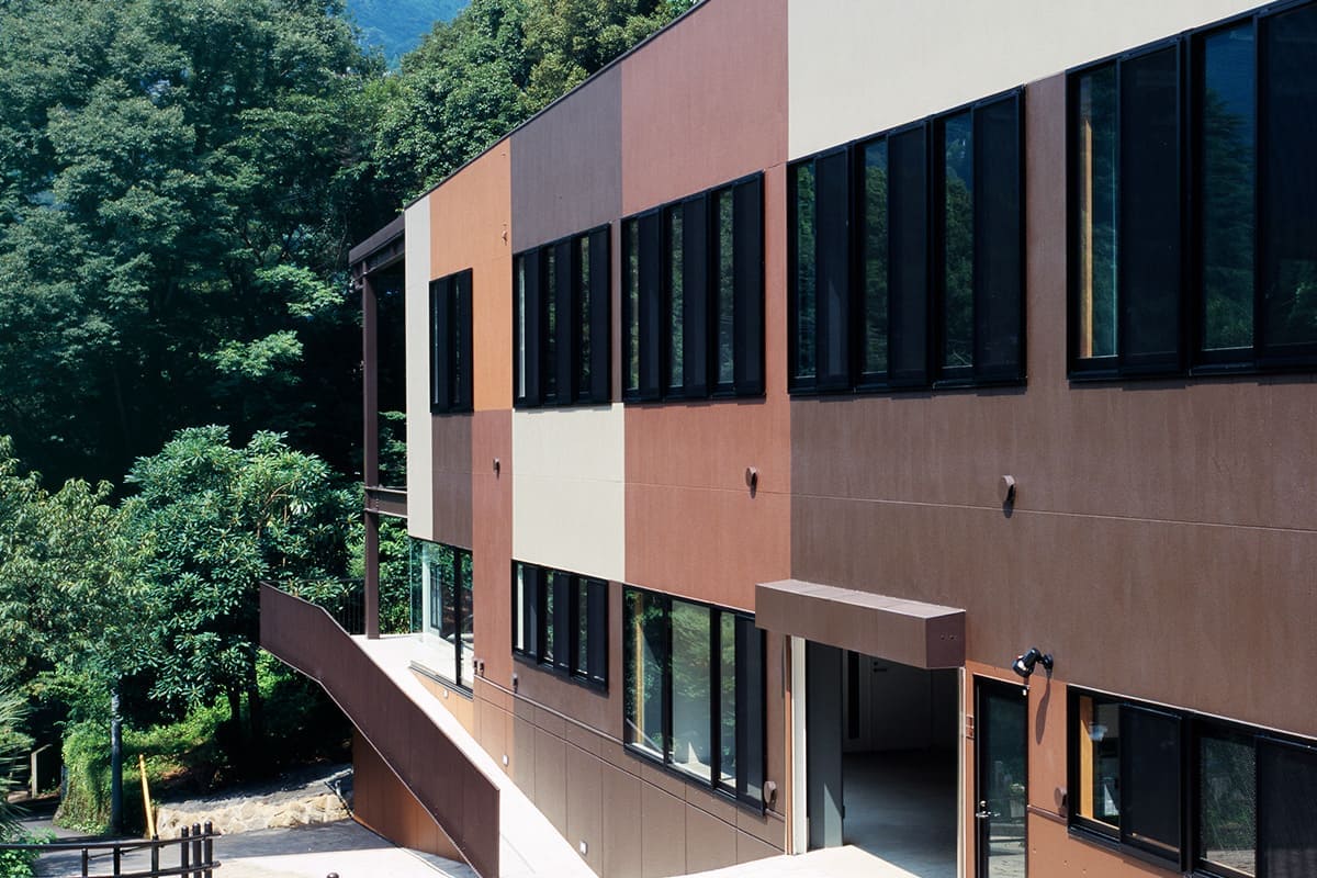 Exterior of CREARE Atami–Yugawara Studio, designed by KUMA Kengo