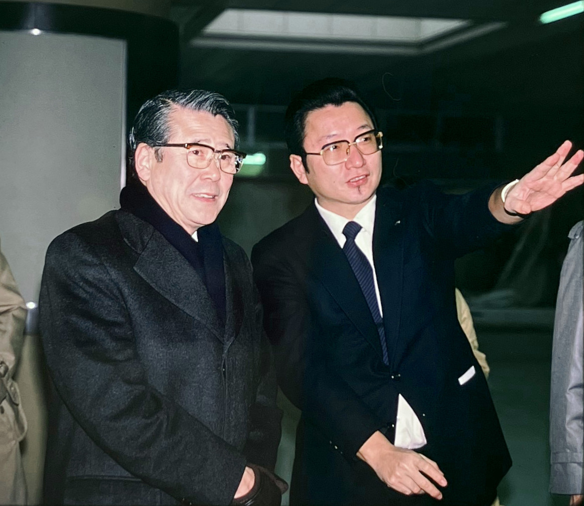 平山郁夫氏と談笑する滝久雄