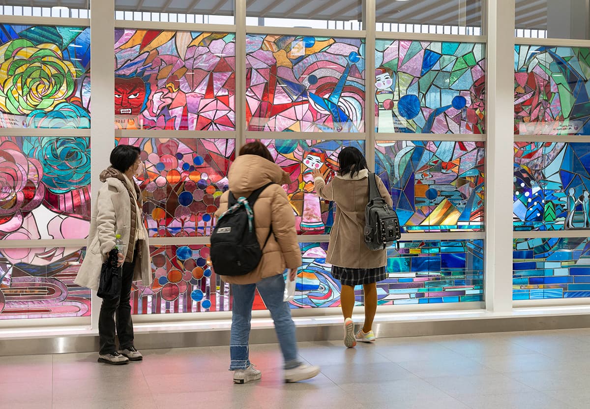 青森空港 ステンドグラス『青の森 へ』を眺める人