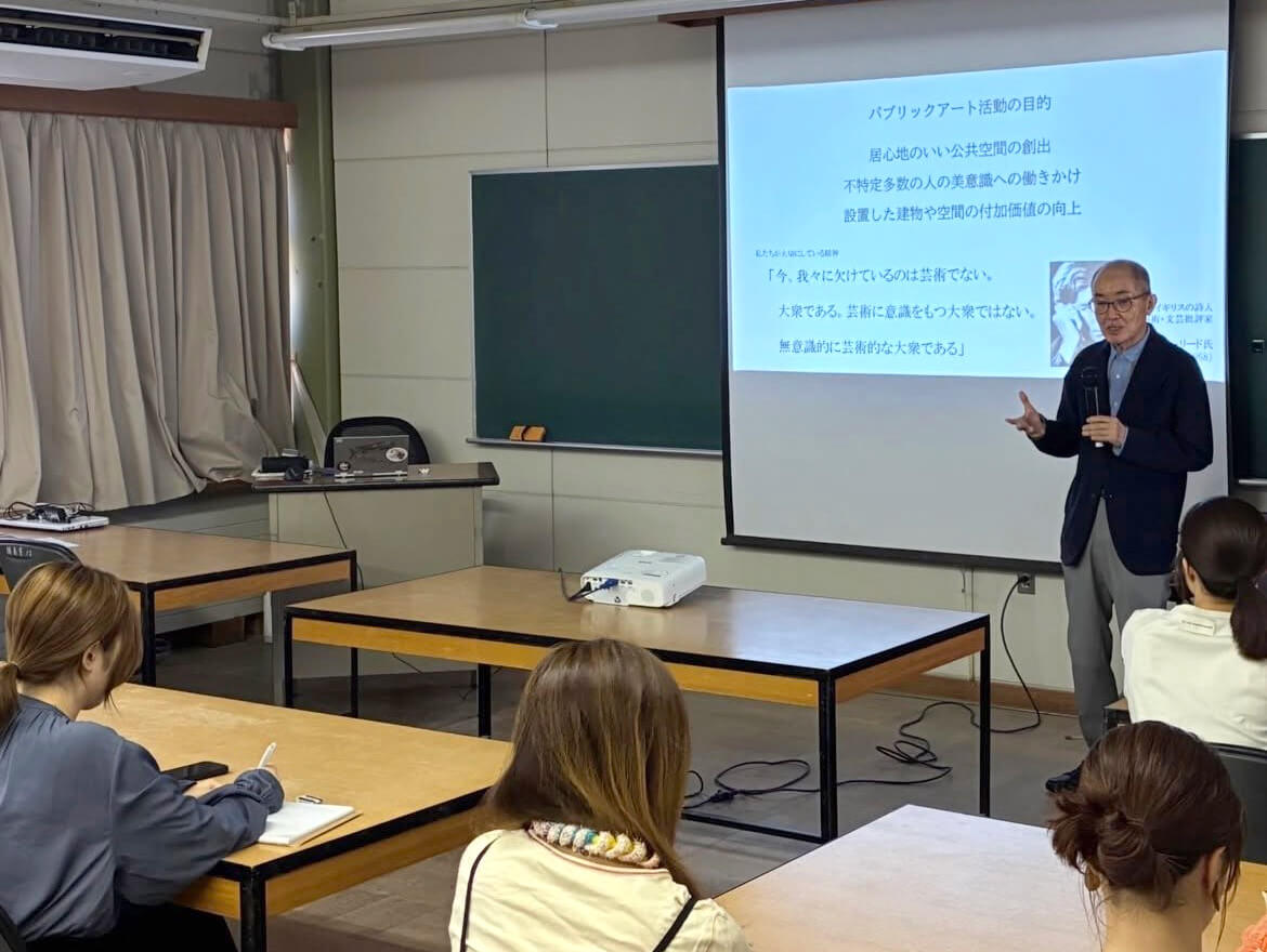 愛知県芸術大学での特別講義　パブリックアート説明風景
