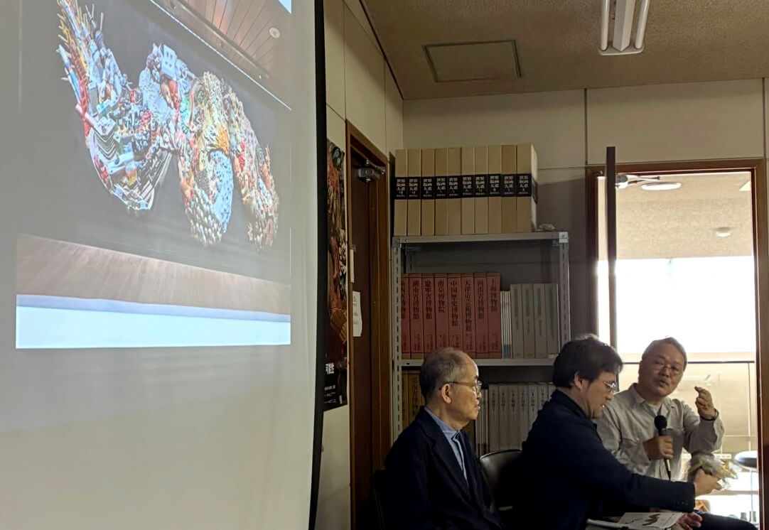 愛知県芸術大学での特別講義　陶板レリーフ「Procession Spin」製作説明風景
